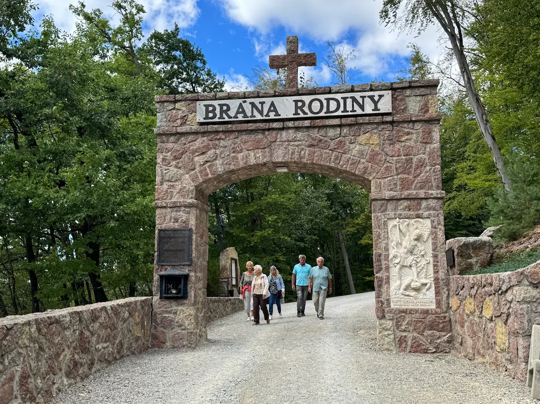 Eingangstor Brána Rodiny am Berg Butkov