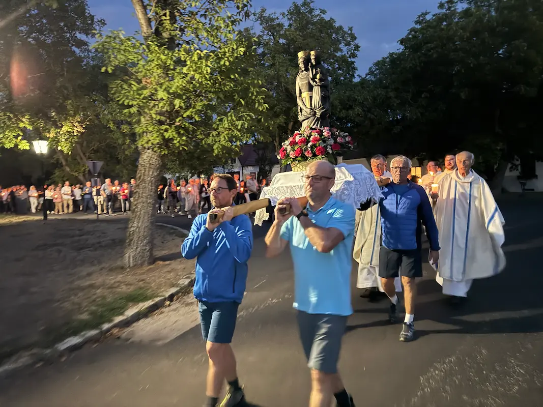 Lichterprozession mit der Marienstatue