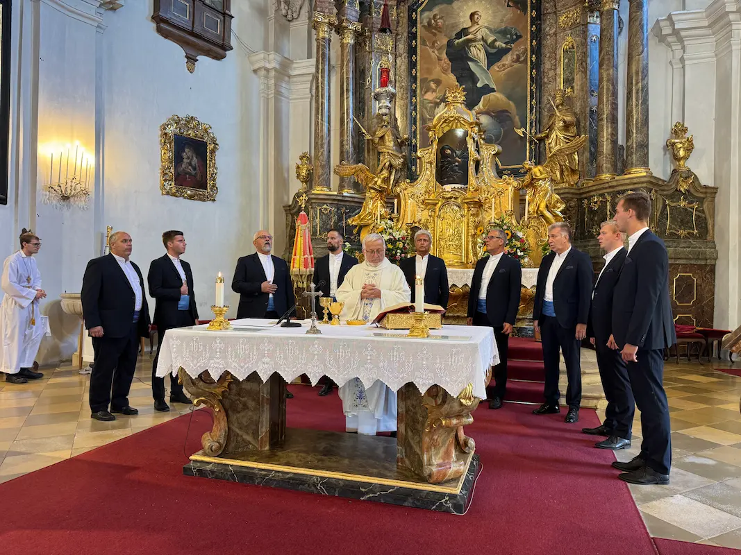 Klapa Dičaki und Pfarrer Branko Kornfeind bei der Festmesse