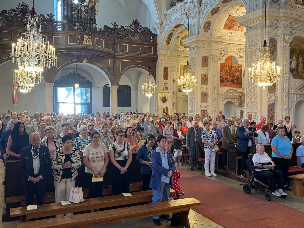Gläubige in der gefüllten Basilika