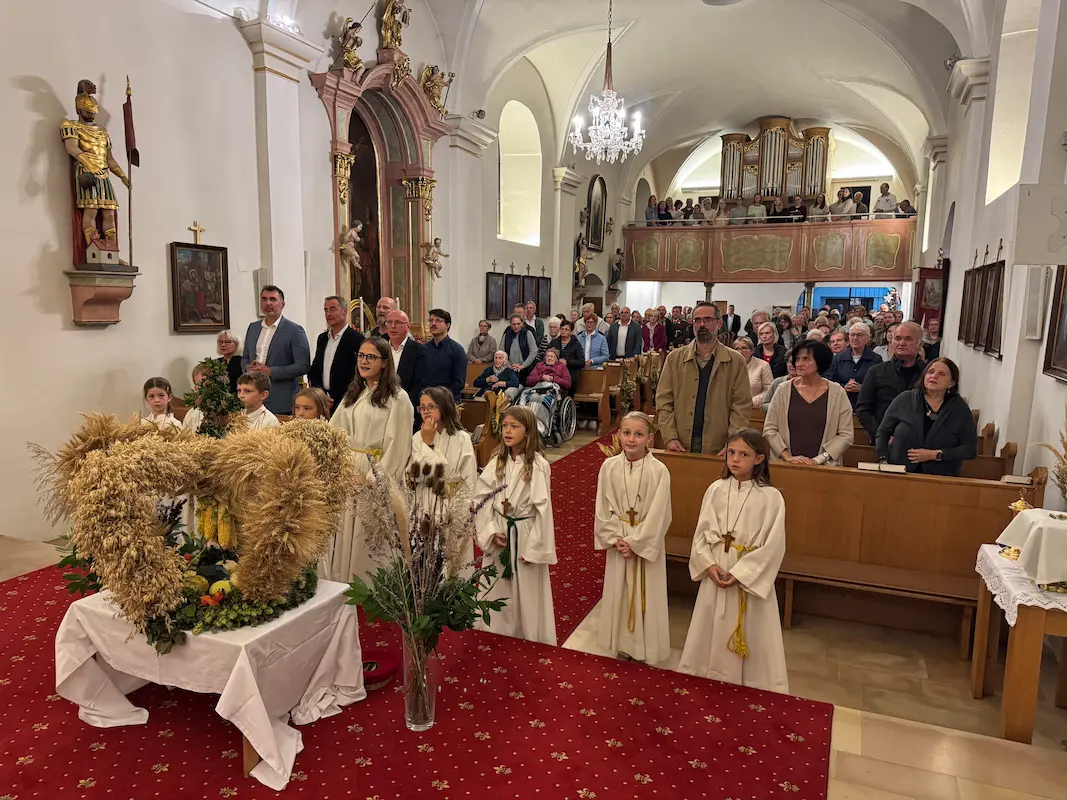Gläubige und Ministranten