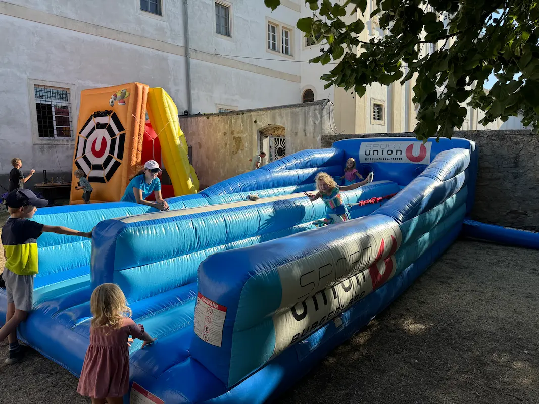 Spiel und Spaß auf der Hüpfburg